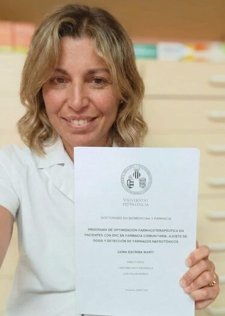 fotografia de la Doctoranda amd la tesi a la mà